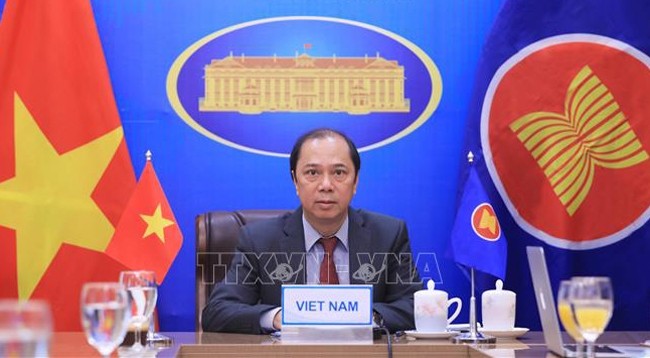 Заместитель министра иностранных дел Вьетнама Нгуен Куок Зунг принимает участие в совещании. Фото: VNA