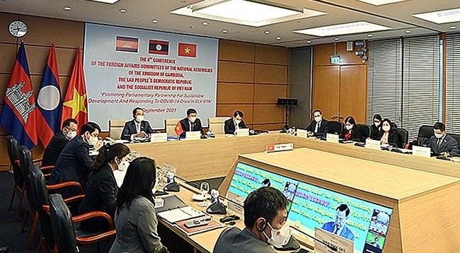 Вьетнамская делегация на конференции.