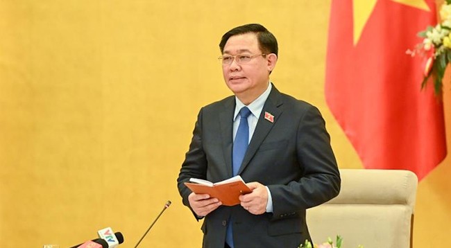Председатель НС Выонг Динь Хюэ выступает на беседе.