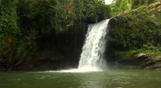 В Нахау расположено много ручьев, пещер и водопадов.