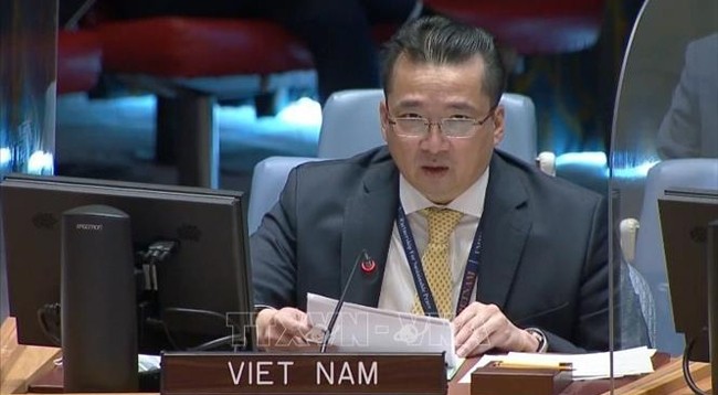 Посол Фам Хай Ань, заместитель главы постоянной миссии Вьетнама при ООН, выступает на заседании. Фото: VNA