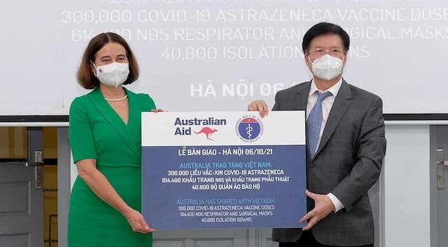 Замминистра здравоохранения Вьетнама Чыонг Куок Кыонг и Посол Австралии во Вьетнаме Робин Муди. Фото: МИД Вьетнама