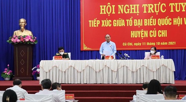 Президент Нгуен Суан Фук выступает на встрече.