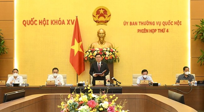 Председатель НС Выонг Динь Хюэ выступает на открытии заседания. Фото: quochoi.vn