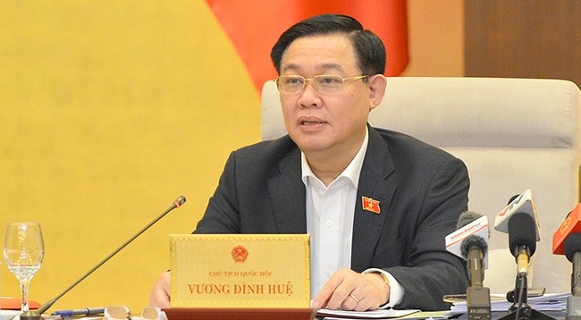 Председатель НС Выонг Динь Хюэ выступает на заседании. Фото: quochoi.vn