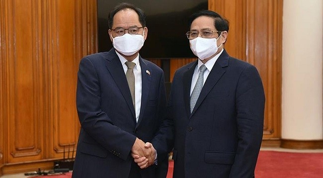 Премьер-министр Вьетнама Фам Минь Тьинь и Посол Южной Кореи во Вьетнаме Пак Но Ван. Фото: Чан Хай 