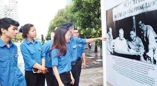 Выставка, посвящённая Дню освобождения Южного Вьетнама и воссоединения страны.