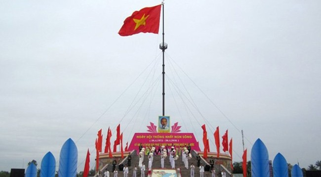Церемония поднятия государственного флага в провинции Куангчи. Фото: conganquangtri.vn