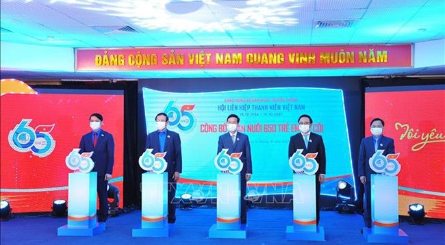 Постоянный член Секретариата ЦК КПВ Во Ван Тхыонг и делегаты нажимают на кнопки в знак запуска Программы-путешествия «Сопровождение 650 сирот». Фото: VNA 