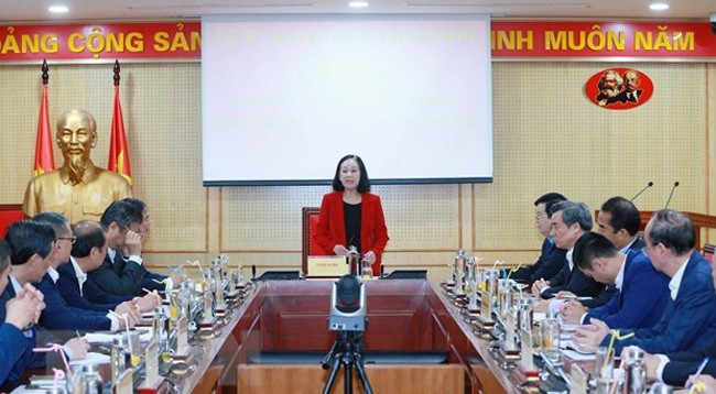 Товарищ Чыонг Тхи Май выступает на встрече. Фото: VNA