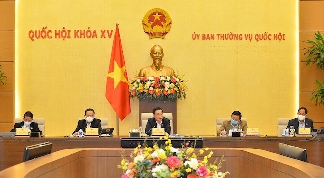 Председатель НС Выонг Динь Хюэ (в центре) выступает на встрече.