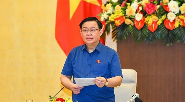 Председатель НС Выонг Динь Хюэ выступает на рабочей встрече. 