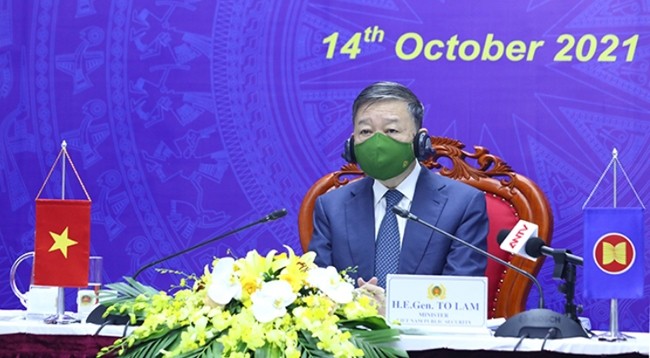 Министр общественной безопасности Вьетнама То Лам на совещании.