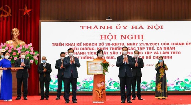 Товарищи Динь Тиен Зунг и Нгуен Чонг Нгиа вручают похвальную грамоту Отделу Парткома Ханоя по пропаганде и политическому воспитанию. Фото: Зюи Линь