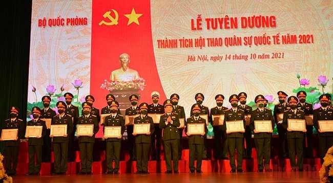 Генерал армии Фан Ван Жанг вручает похвальные грамоты представителям коллективов и отдельных лиц. Фото: Чинь Зунг