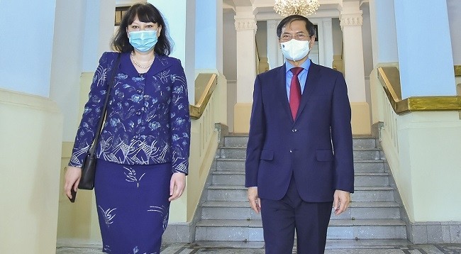 Министр иностранных дел Вьетнама Буй Тхань Шон и Посол Румынии во Вьетнаме Кристина Ромила. Фото: МИД Вьетнама 