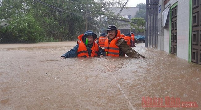 Спасательные силы эвакуируют людей в районе наводнения в провинции Тхыатхиен-Хюэ. Фото: Конг Хау