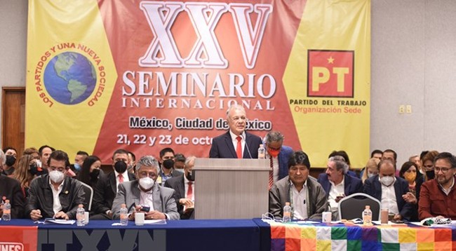Генеральный секретарь ПТ Альберто Анайя Гутьеррес на семинаре. Фото: VNA