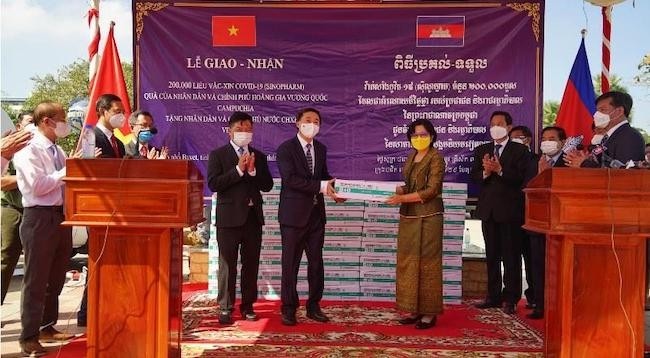 Представитель Министерства здравоохранения Вьетнама получает вакцину в качестве подарка от Правительства Камбоджи. Фото: Нгуен Хиеп