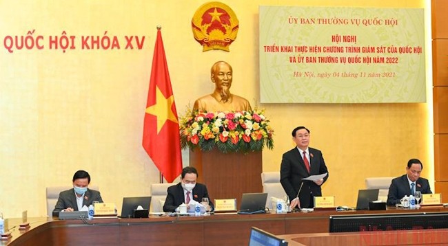 Председатель НС Выонг Динь Хюэ выступает на конференции. Фото: Зюи Линь 