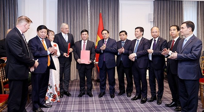 Премьер-министр Фам Минь Тьинь присутствует на церемонии обмена документами о сотрудничестве между «VietJet Air» и «Airbus». Фото: VNA