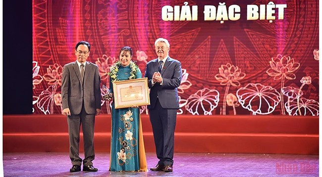 Замминистра образования и подготовки кадров Хоанг Минь Шон и ректор Британского университета Вьетнама Раймонд Гордон вручают специальный приз автору. 