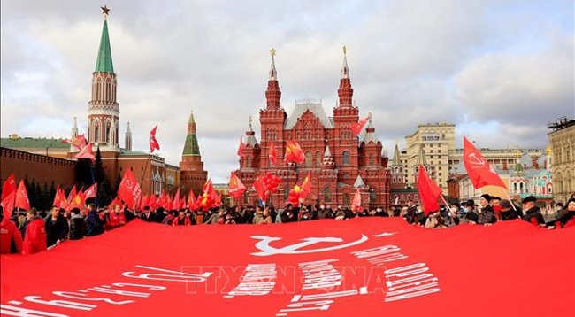 Красная площадь заполнена флагами в честь 104-й годовщины Октябрьской революции. Фото: VNA
