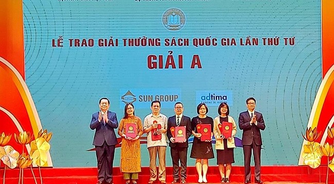 Заведующий Отделом ЦК КПВ по пропаганде и политическому воспитанию Нгуен Чонг Нгиа и Вице-премьер Ву Дык Дам вручают приз «A» авторам.