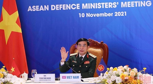 Генерал армии Фан Ван Жанг принимает участие в совещании. Фото: Чонг Дык