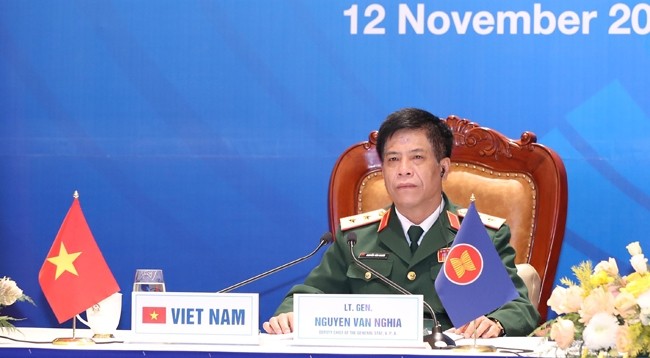 Генерал-лейтенант Нгуен Ван Нгиа принимает участие в совещании. Фото: Чонг Дык