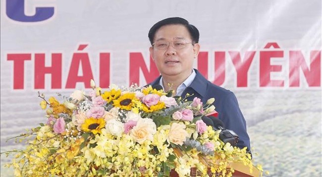 Председатель НС Выонг Динь Хюэ выступает на встрече с местными жителями. Фото: VNA