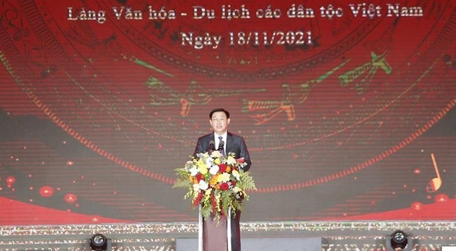 Председатель НС Выонг Динь Хюэ выступает с речью. Фото: Кхиеу Минь