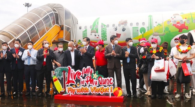 Церемония приветствия туристов, прибывших на Фукуок. 