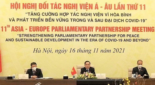 Постоянный заместитель председателя НС Чан Тхань Ман (в центре) выступает на заседании. 
