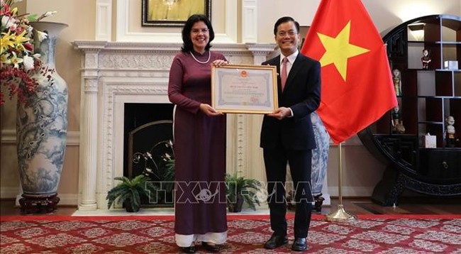 Посол Вьетнама в США Ха Ким Нгок вручает Орден дружбы бывшей Послу Кубы во Вьетнаме Лианис Торрес Ривере. Фото: VNA