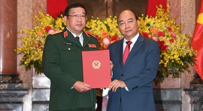 Президент Нгуен Суан Фук (справа) и товарищ Фам Хоай Нам. Фото: qdnd.vn