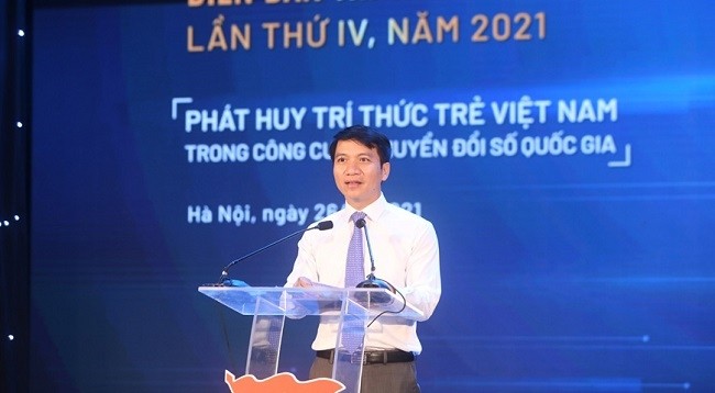 Секретарь Центрального комитета Коммунистического союза молодежи им. Хо Ши Мина, Председатель Союза вьетнамской молодежи Нгуен Нгок Лыонг выступает на форуме. Фото: qdnd.vn