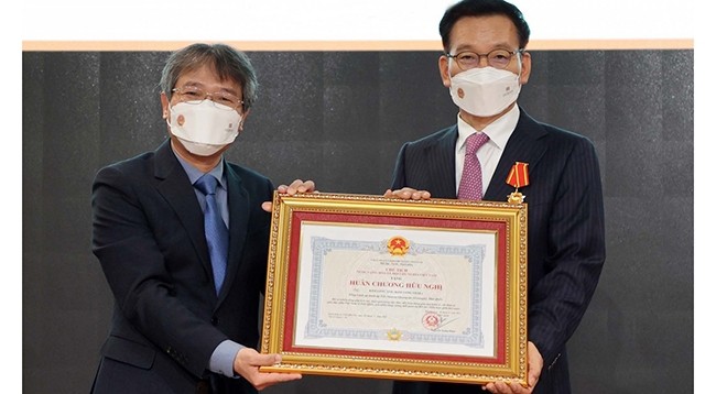 Посол Вьетнама в Южной Корее Нгуен Ву Тунг (слева) вручает Орден дружбы г-ну Ким Шанг Ёлю. Фото: baoquocte.vn