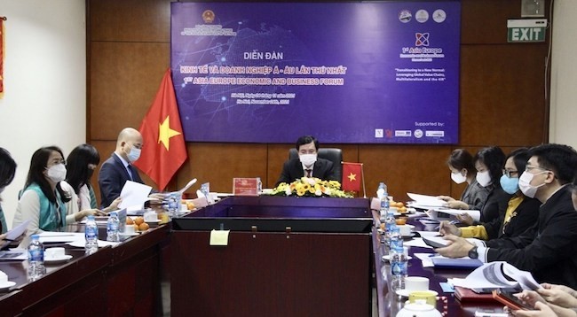 Вьетнам принял участие в 1-м Азиатско-европейском экономическом и деловом форуме в рамках 13-го саммита АСЕМ. Фото: VNA