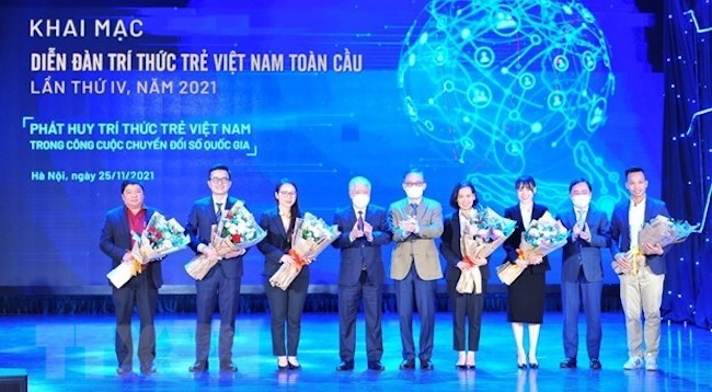 Руководители Партии, Государства и вьетнамские интеллигенты. Фото: VNA