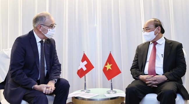 Президент СРВ Нгуен Суан Фук (справа) и Президент Швейцарской Конфедерации Ги Пармелен на встрече в Нью-Йорке (США) в сентябре 2021 г. Фото: VNA