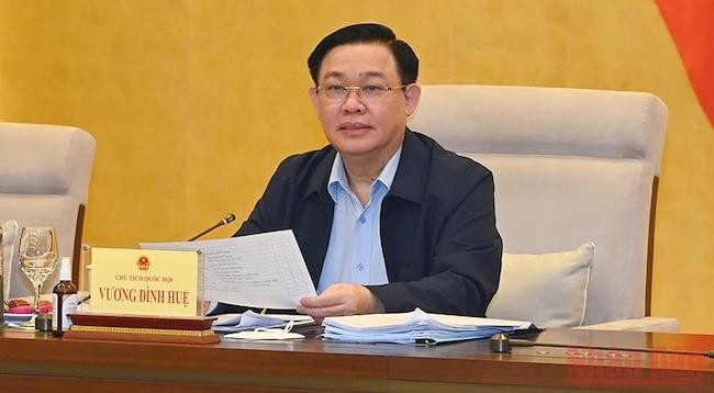 Председатель НС Выонг Динь Хюэ выступает на рабочей встрече. Фото: Зюи Линь