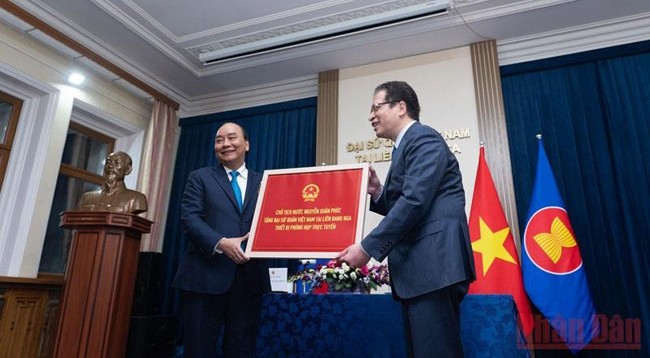 Президент Нгуен Суан Фук вручает подарок Посольству Вьетнама в России. Фото: Тхань Тхэ
