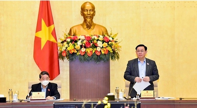 Председатель НС Вьетнама Выонг Динь Хюэ выступает на рабочей встрече. Фото: Зюи Линь 