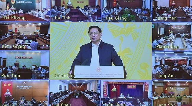Премьер-министр Вьетнама Фам Минь Тьинь, Председатель Национального комитета по цифровой трансформации, выступает с речью на заседании. 