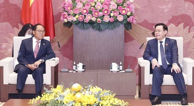 Председатель НС Выонг Динь Хюэ (справа) и Посол Южной Кореи Пак Но Ван. Фото: VNA