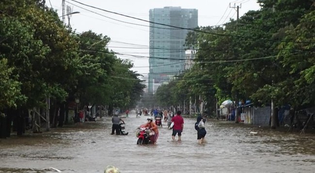 Наводнение в городе Тюихоа провинции Фуйен, 30 ноября. Фото: Чинь Ке
