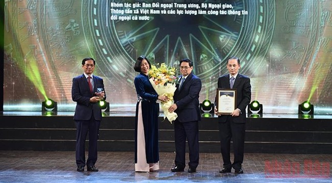 Премьер-министр Вьетнама Фам Минь Тьинь вручает специальный приз. Фото: Чан Хай