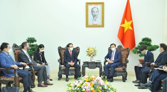Вице-премьер Ле Минь Кхай принимает Генерального директора комплекса Samsung во Вьетнаме Чхве Джу Хо. Фото: VNA