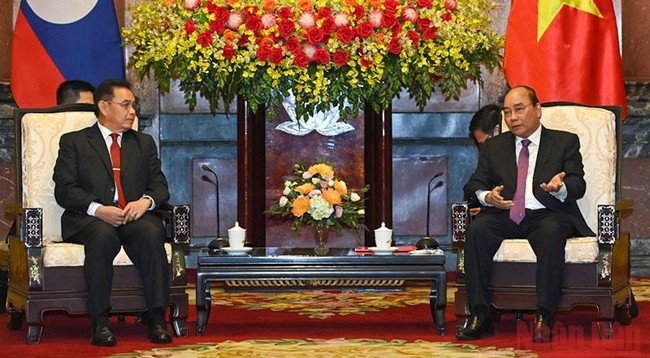 Президент Вьетнама Нгуен Суан Фук (справа) и Председатель НА Лаоса Сайсомфон Фомвихан. Фото: Зюи Линь